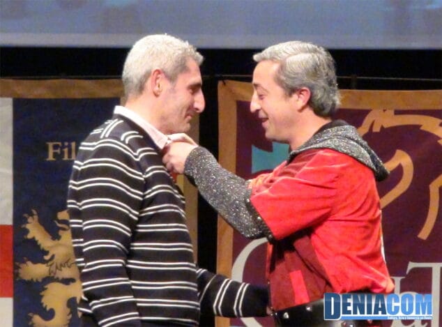 04 Josele Maldonado impone la insignia de la AMMICC a Jaume Bertomeu