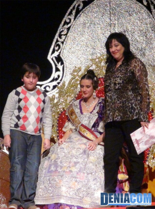 17 Tamara Pujol junto a su madre y hermano en su exaltación