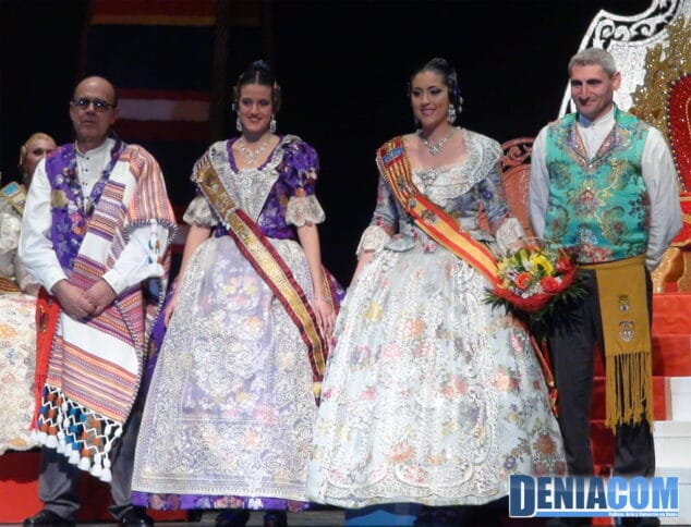 21 Anna Sobrecases y Jaume Bertomeu en la presentación de la Falla Darrere del Castell