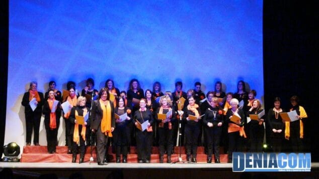 Actuación del coro de mujeres en la Falla Centro