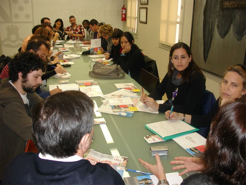 Alumnos de un master de Alicante visitan Dénia para conocer su comercio Alumnos de un master de Alicante visitan Dénia para conocer su comercio