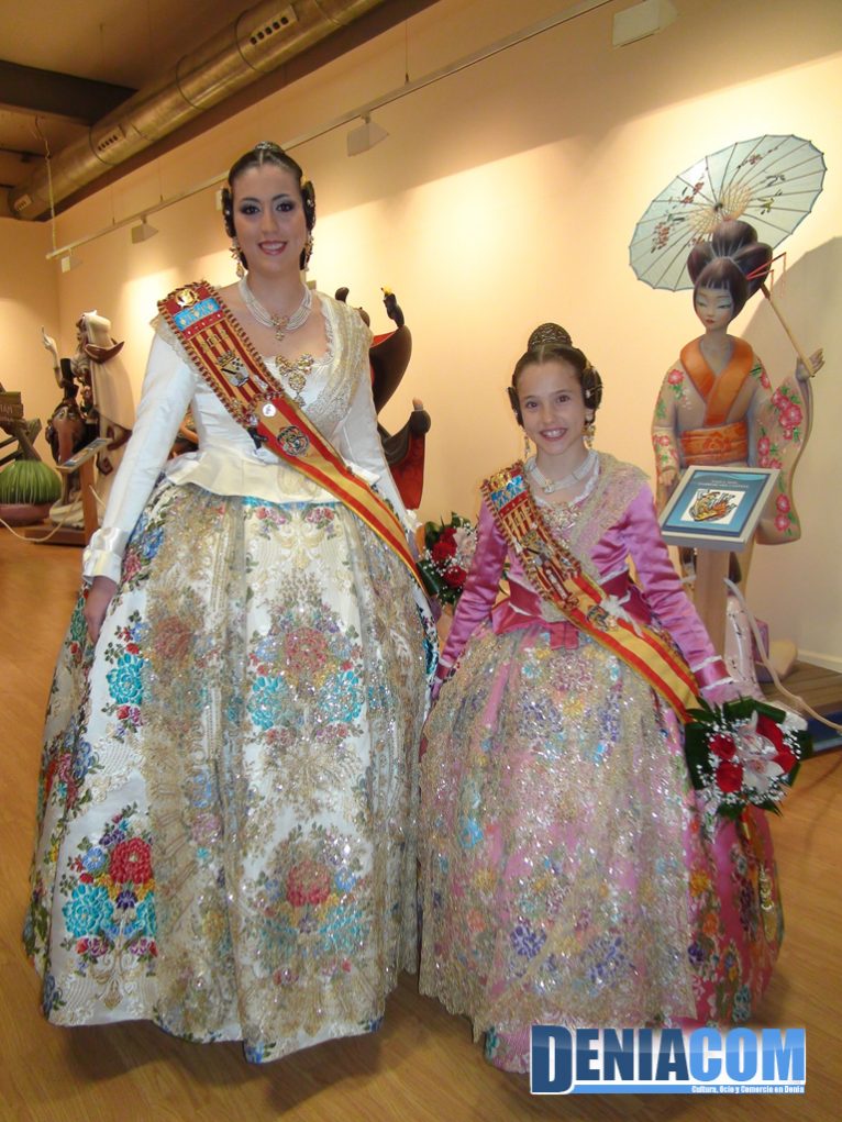 Anna Sobrecases y Ainhoa Flores en la exposición del Ninot
