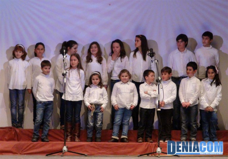 Comisión infantil de la Falla Centro cantando el himno en la Gala de la Falla