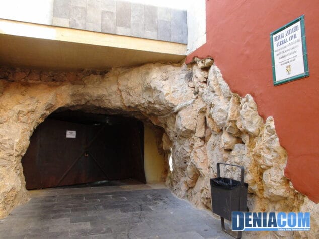 Entrada del túnel del castillo por la Plaza del Consell