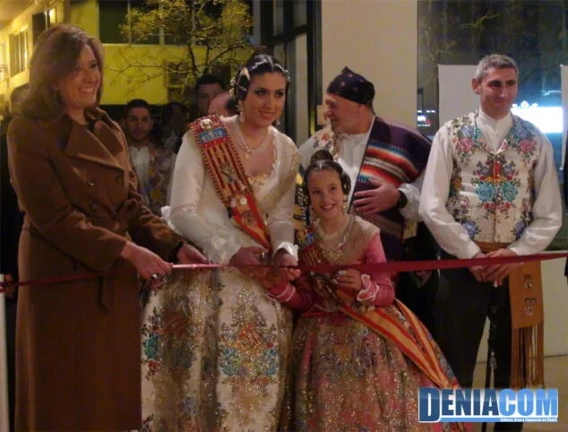 Los ninots candidatos a ser indultados se exponen ya en el Centre d'Art 20 Las Falleras Mayores de Dénia inauguran la exposición del Ninot 2012
