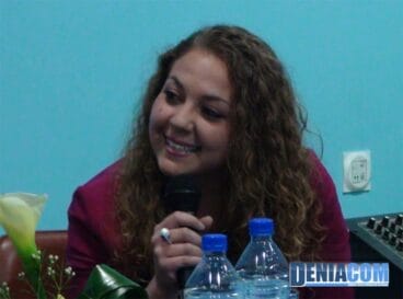 Laura Mena Fallera Mayor de Dénia 2011 en la charla sobre Falleras Mayores