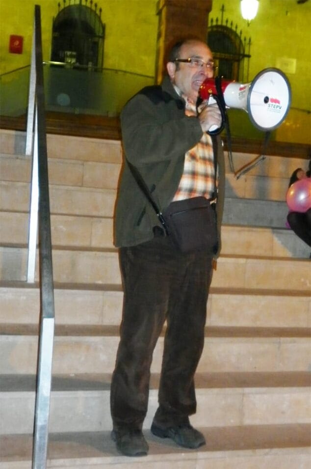 Lectura del manifiesto en la concentración contra los recortes en educación de Dénia