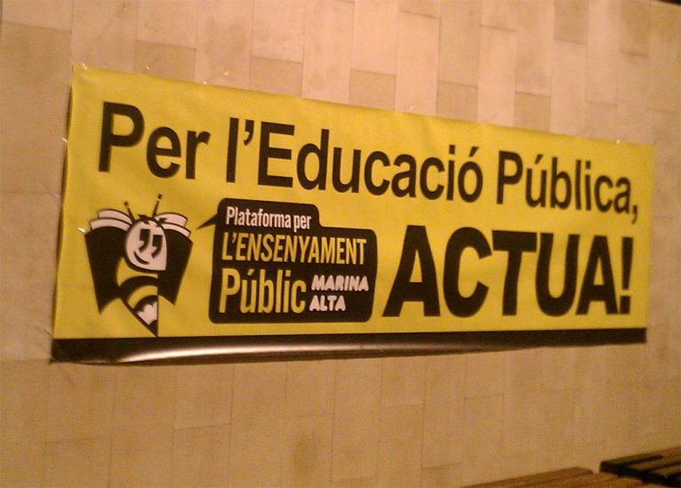 Pancarta de la Plataforma per l'ensenyament públic de la Marina Alta