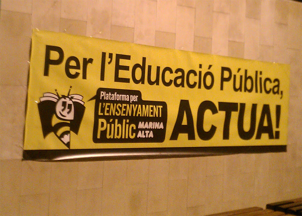 Pancarta de la Plataforma per l’ensenyament públic de la Marina Alta