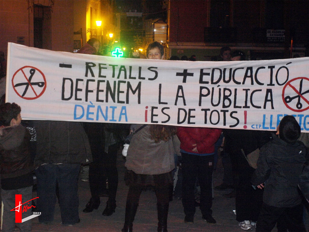 Pancartas de protesta contra los recortes en educación