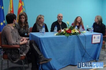 Participantes en la charla sobre Falleras Mayores organizada por la JLF de Dénia