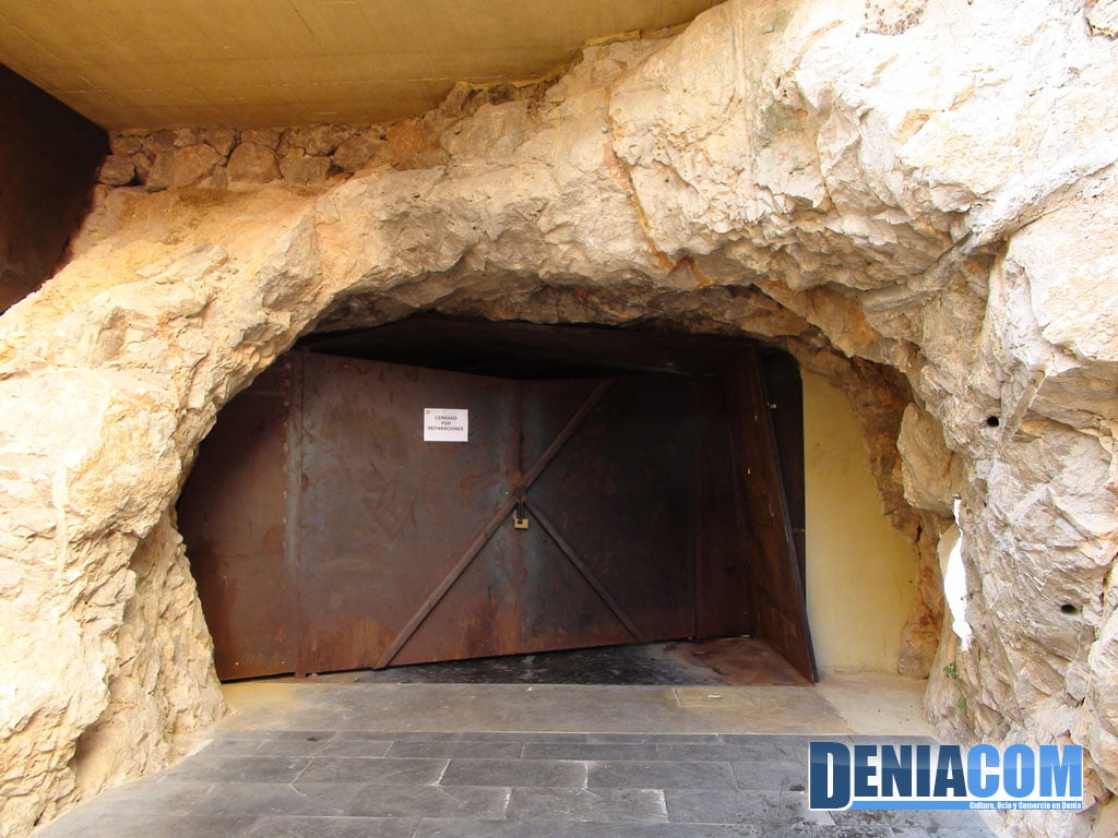 Puerta del túnel del Castillo cerrada
