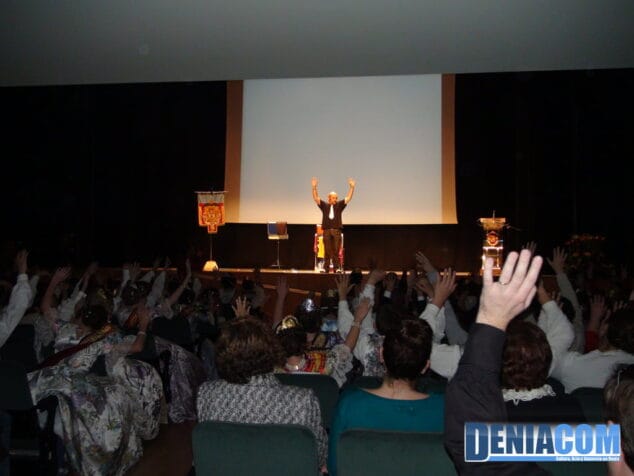 Público participando en la Gala Fallera Infantil