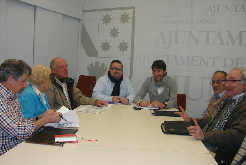 Reunión con la Asociación de Vecinos del Montgó en el Ayuntamiento de Dénia Reunión con la Asociación de Vecinos del Montgó en el Ayuntamiento de Dénia