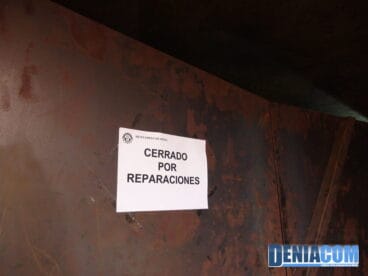 cartel de Cerrado en el túnel del castillo