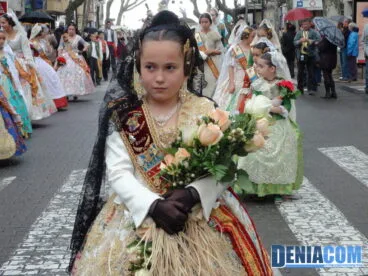 01 Fallera Mayor infantil de Camp Roig durante la ofrenda de Dénia