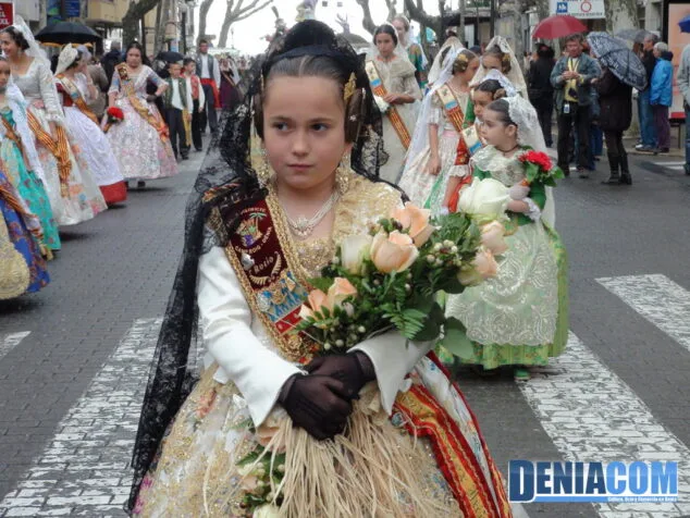01 Fallera Mayor infantil de Camp Roig durante la ofrenda de Dénia