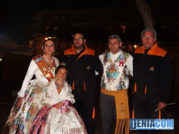01 Las Falleras Mayores de Dénia junto a los pirotécnicos encargados de la mascletà del día 19
