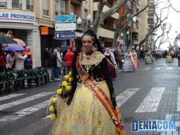 02 Faller Mayor de Camp Roig Durante la ofrenda de Dénia