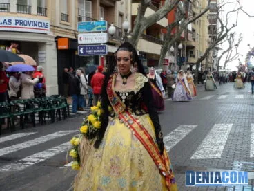 02 Faller Mayor de Camp Roig Durante la ofrenda de Dénia