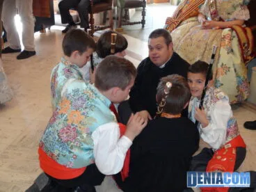 02 Presidentes infantiles hablando con Tito Barona