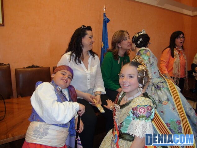 Saladar y Centro repiten primeros premios en infantiles 5 04 Cargos infantiles de Port Rotes esperando la entrega de los Premios infantiles de Dénia 2012