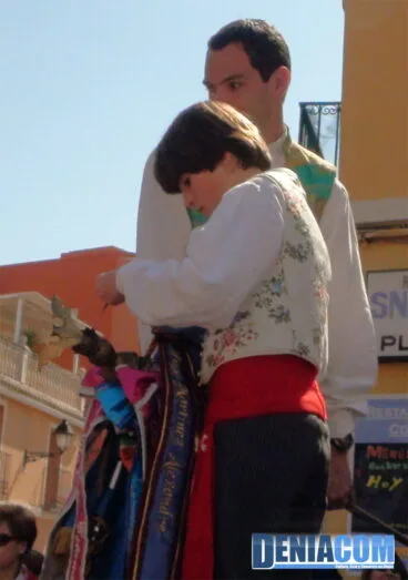 04 Hugo presidente infantil del Oeste imponiendo el corbatin a la bandera del Oeste