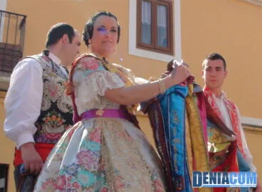 05 Bea Delgado impone su corbatín a la bandera del Oeste