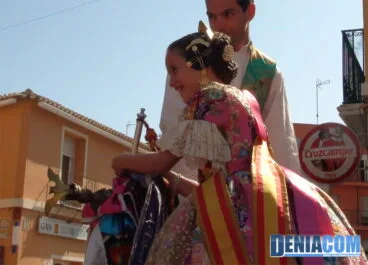 07 Ainhoa Flores impone su corbatín a la bandera del Oeste