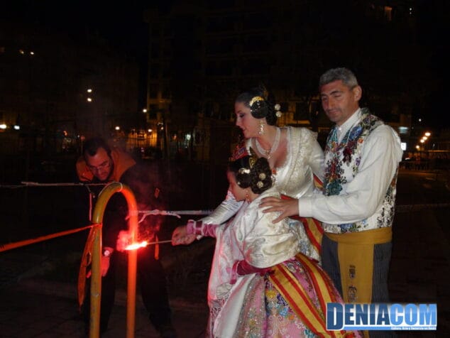07 Anna y Ainhoa encienden la mecha de la Mascletà del día 19 de Dénia
