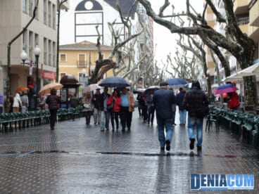 08 La lluvia obliga a suspender el pasacalle de la ofrenda de Dénia