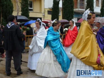 14 Comisión del Oeste haciendo su ofrenda de ramos