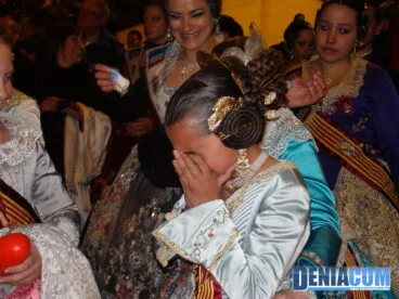 14 La corte de honor de la Fallera Mayor de Dénia llora ante la cremà del monumento