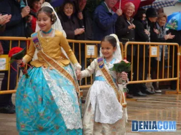 18 Pequeñas falleras haciendo su entrega de ramos