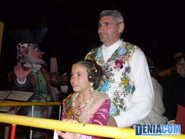 19 Ainhoa Flores y Jaume Bertomeu durante la cremà del monumento infantil
