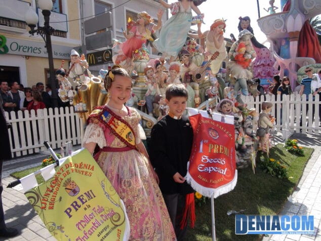 Saladar y Centro repiten primeros premios en infantiles 24 23 Cargos infantiles de Centro junto a su falla ganadora del Primer Premio de Sección Especial