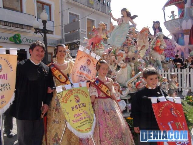 Saladar y Centro repiten primeros premios en infantiles 25 24 Cargos de la Falla Centro junto a la Falla Infantil ganadora del primer Premio de sección especial