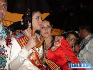 28 Anna Sobrecases y Patricia Rubio durante la cremà