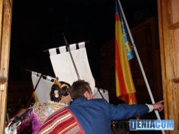 29 Cargos de Baix la Mar asomados a la plaza del Ayuntamiento