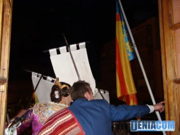 29 Cargos de Baix la Mar asomados a la plaza del Ayuntamiento