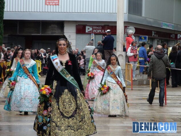 32 Llegada de la Junta Local de Dénia a la ofrenda