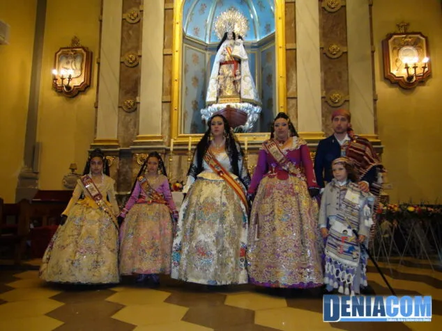 47 Falleras Mayores de Dénia junto a los cargos de Baix la Mar en la ofrenda