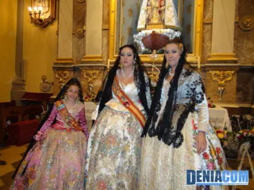 48 Falleras Mayores de Dénia junto a la alcaldesa de Dénia