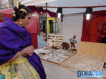 Anna Sobrecases en el mercadillo fallero de Dénia