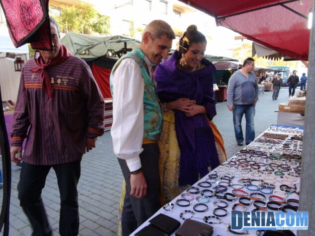Inaugurado el mercadillo fallero de la calle La Vía 2 Anna Sobrecases y Jaume Bertomeu en el mercadillo valenciano de Dénia