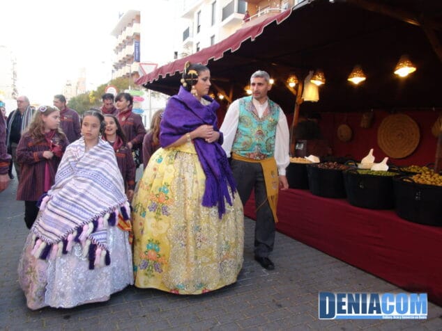 Inaugurado el mercadillo fallero de la calle La Vía 3 Anna y Ainhoa pasean por el porrat fallero