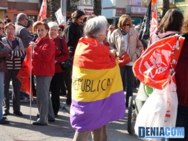 Bandera republicana en la manifestación de Dénia