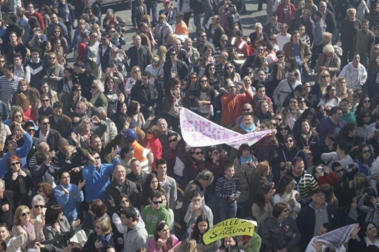 Cartel de apoyo a las Falleras Mayores de Dénia en Valencia