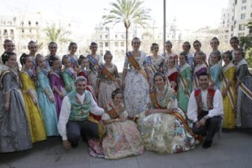 Falleras Mayores de Dénia junto a las de Valencia en el balcón del Ayuntamiento