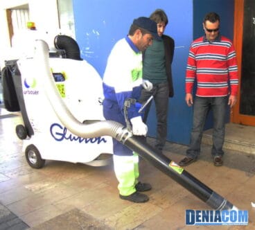 Funcionamiento de la nueva aspiradora para los trabajos de limpieza en Dénia